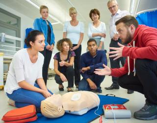 FORMATION A LA MISE EN ŒUVRE DU DEFIBRILLATEUR AUTOMATISE EXTERNE